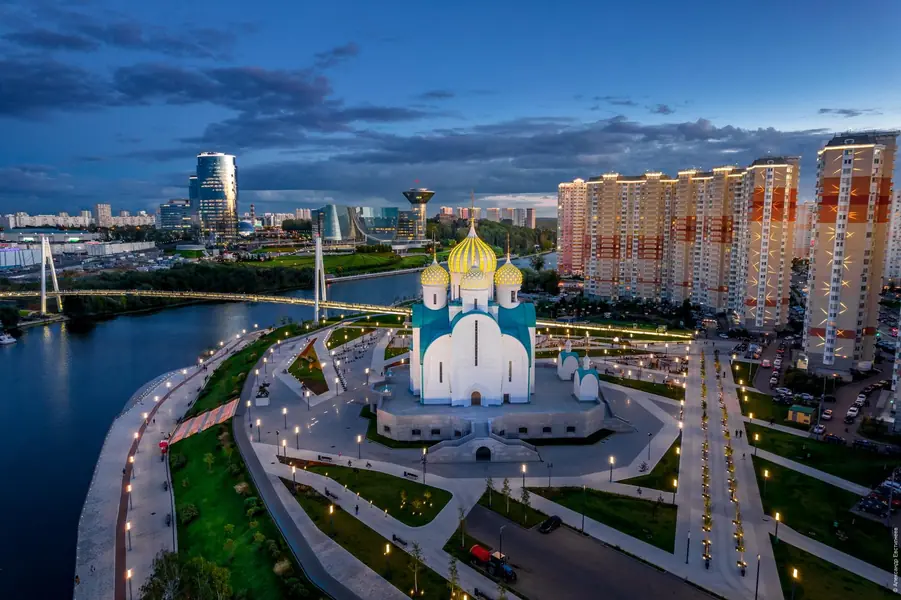 Съёмка с дрона: храм и набережная