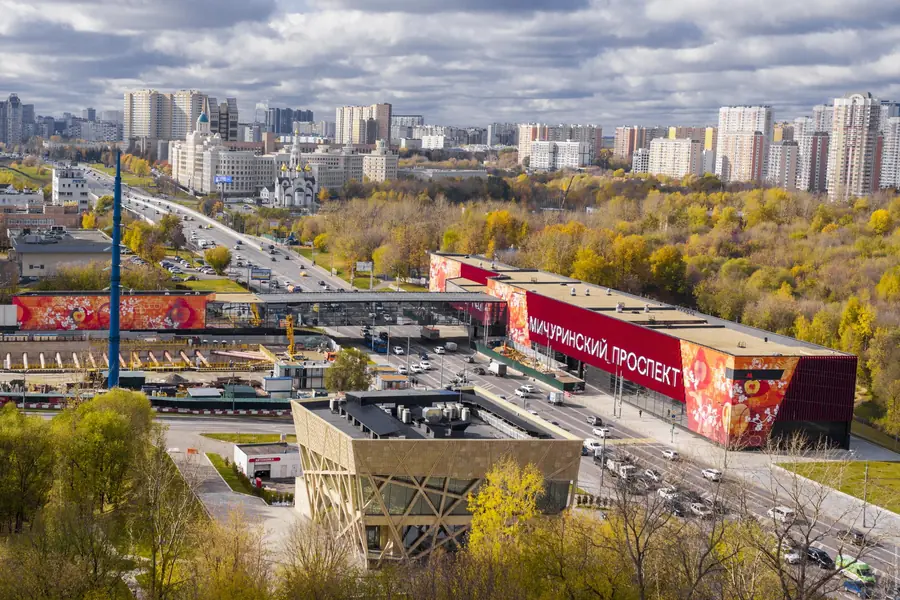 Метро: общий план с дрона