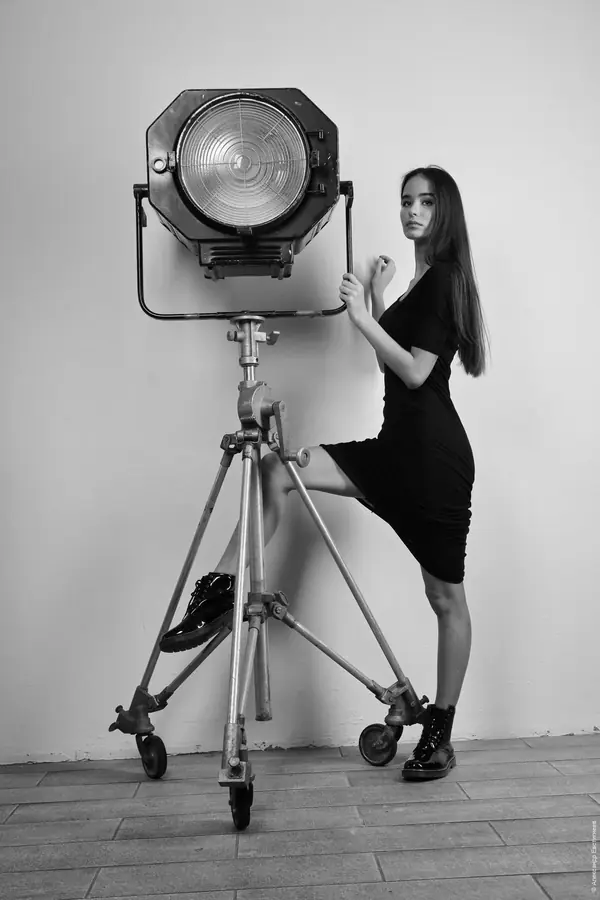 Осветительный прибор как часть кадра