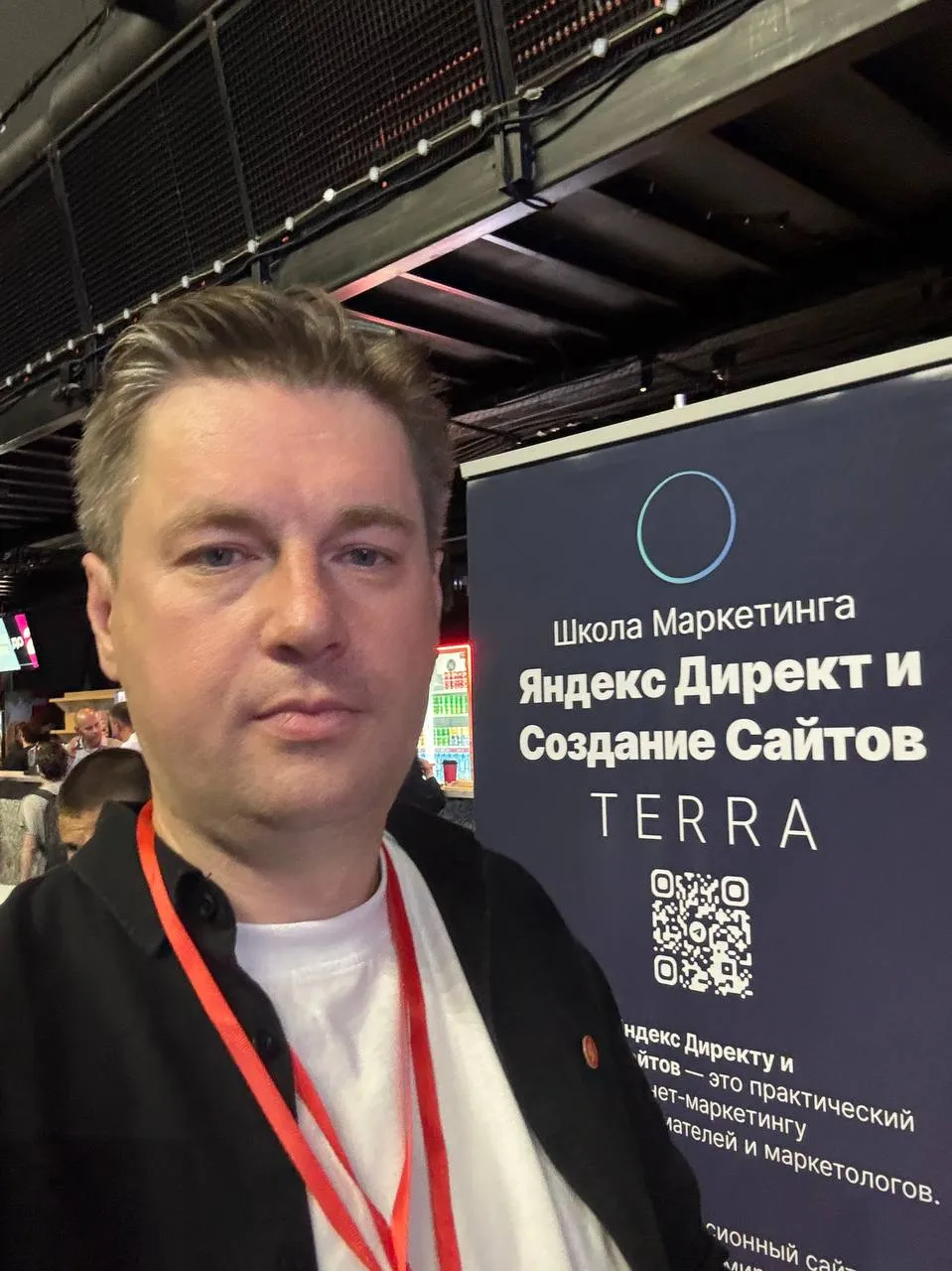 Александр Евстигнеев у стенда школы